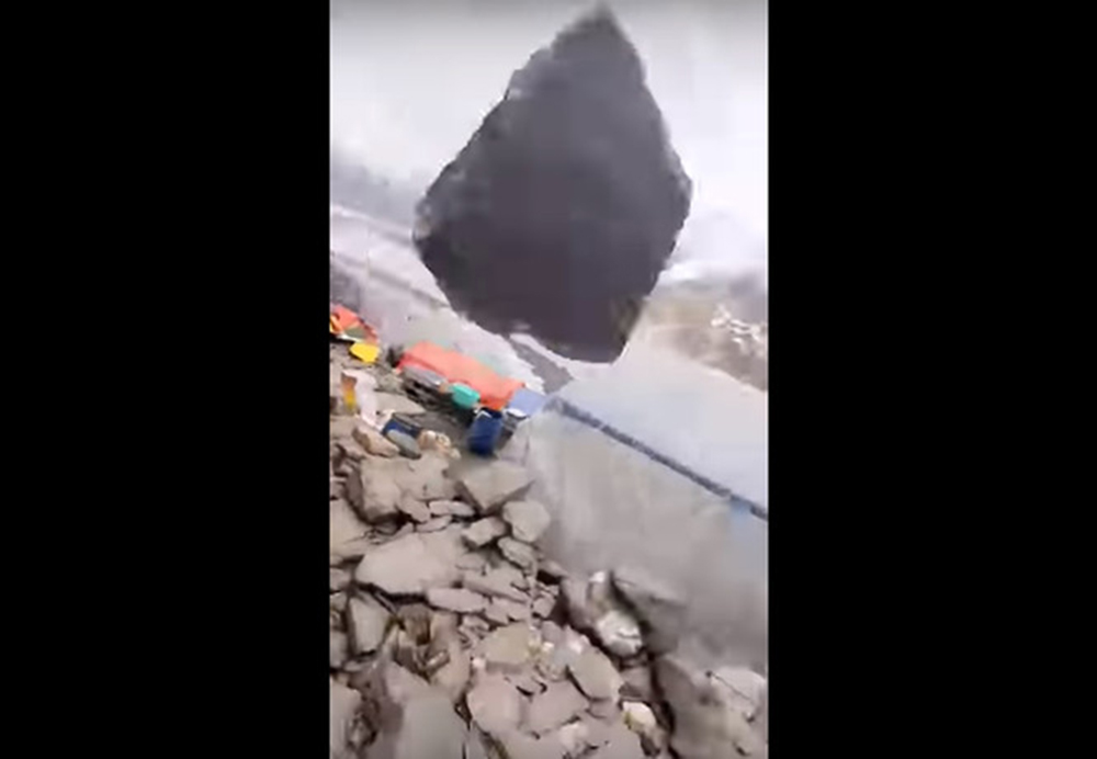 Огромный кусок скалы сорвался и полетел в сторону альпинистов (видео)
