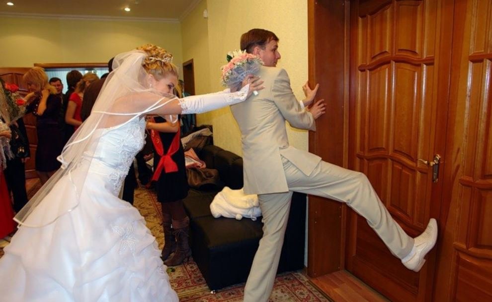 Невесту трахает жених в кабинете гиф