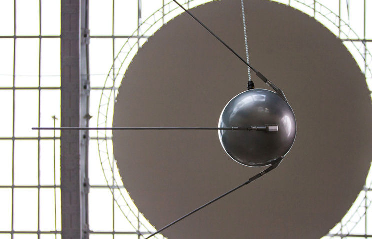 В павильоне «Космос» на ВДНХ установили макет первого искусственного спутника