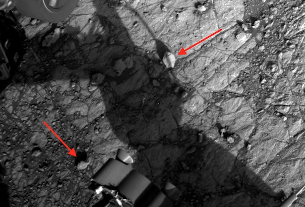 На новых фото с Марса прямо рядом с опорами марсохода видны объекты, похожие на морские раковины 