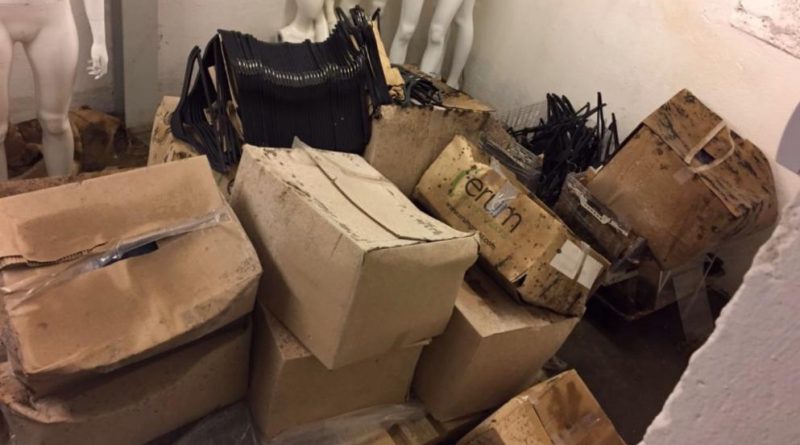 Плесень, пыль и мусор: ужасная антисанитария в магазинах одежды Zara