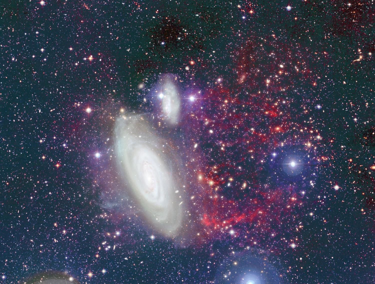 За галактикой тянется удивительный «хвост» из газа и пыли