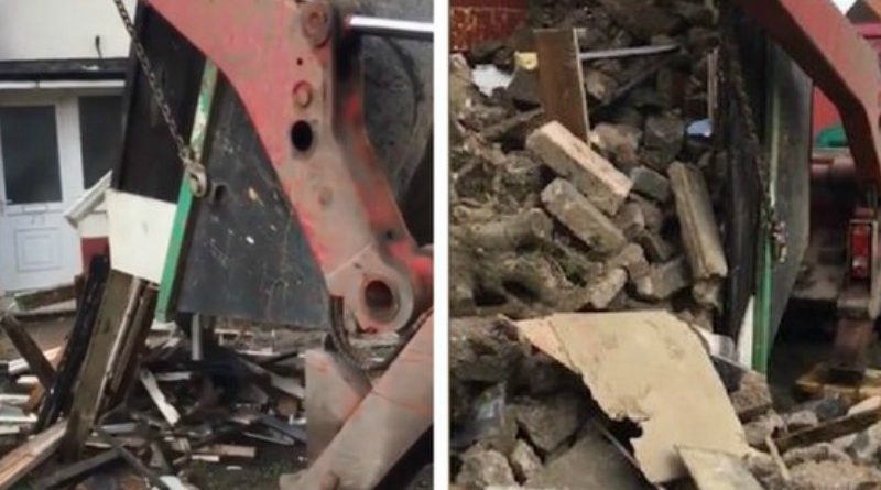 Рабочие высыпали 15 тонн мусора на крыльцо мужчины, отказавшегося платить за уборку