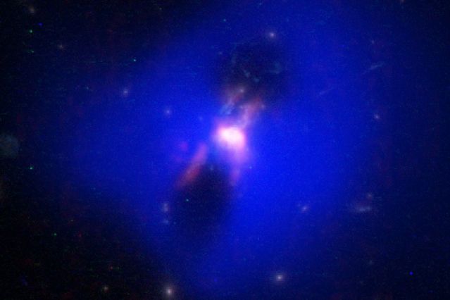 Черная дыра производит холодный газ, из которого возможно формирование звезд