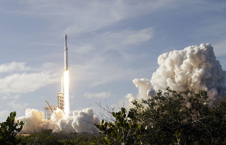 SpaceX отчиталась об успешном запуске ракеты с тремя спутниками связи