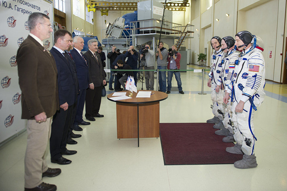Во время выхода в космос новый экипаж МКС запустит наноспутники вручную