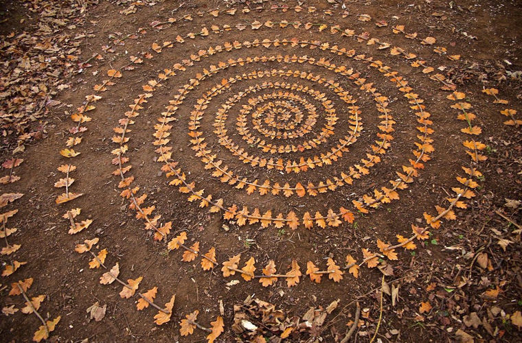 Британский художник создает мандалы из камней и листьев