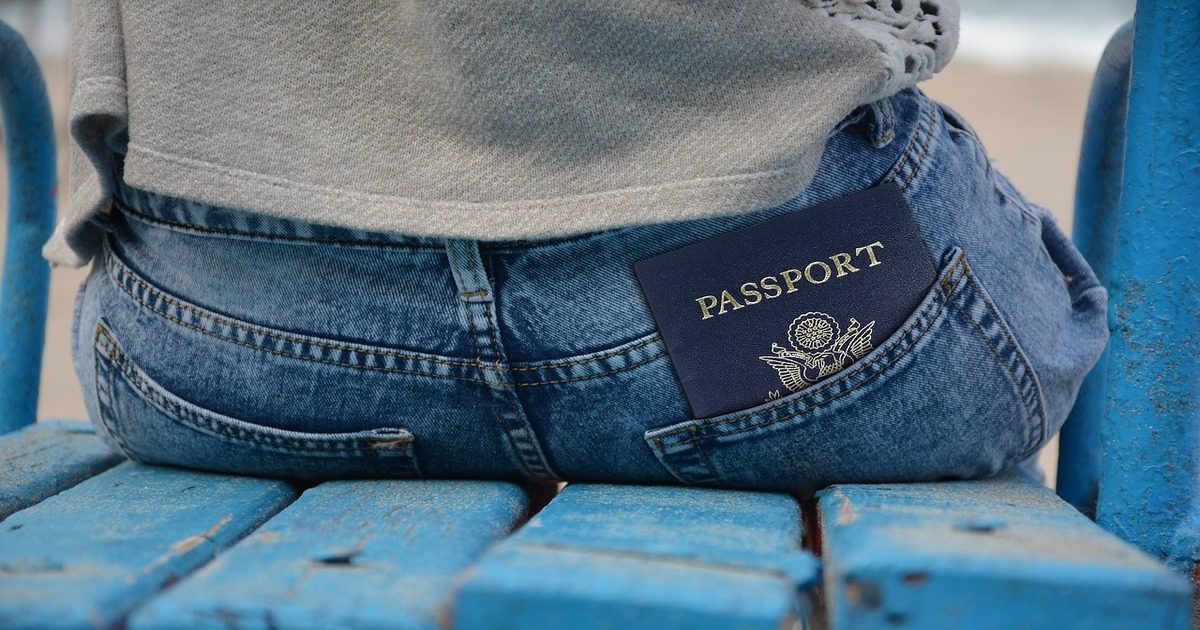 Получение первого паспорта взрослым гражданином Великобритании
