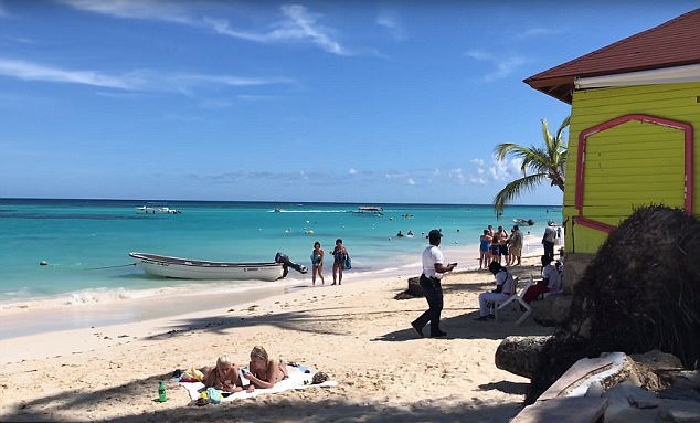 Пара прогулялась босиком по доминиканскому пляжу и не заметила, как в их ноги залезли черви 