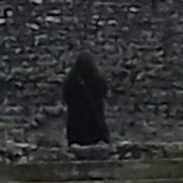 На развалинах средневекового замка засняли призрак черного монаха 