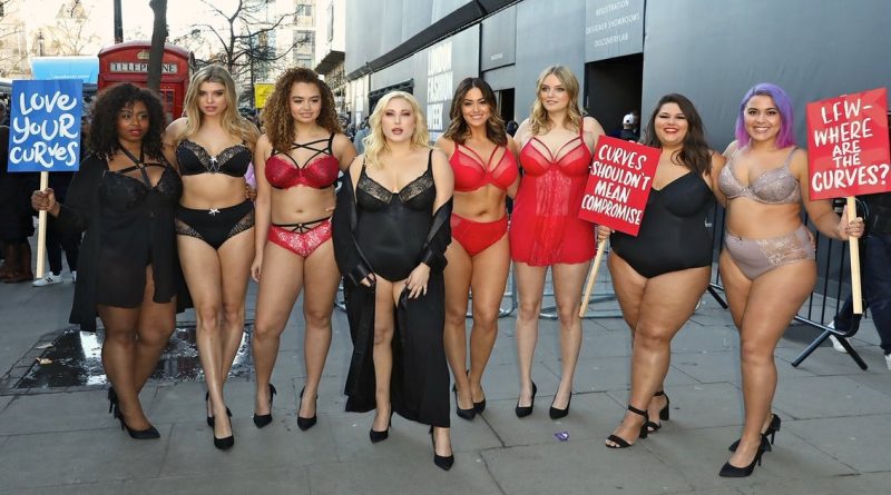 Пышнотелые красотки появились на London Fashion Week, протестуя против худых моделей