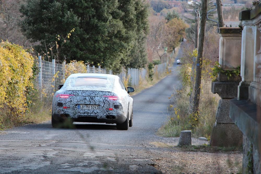 Закамуфлированный четырехдверный Mercedes-AMG GT показали на фото