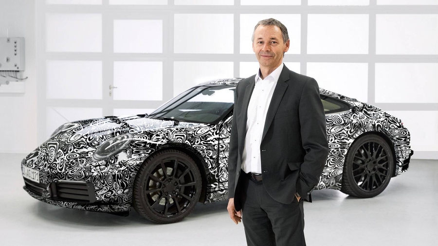 Porsche показала закамуфлированное купе 911 нового поколения 