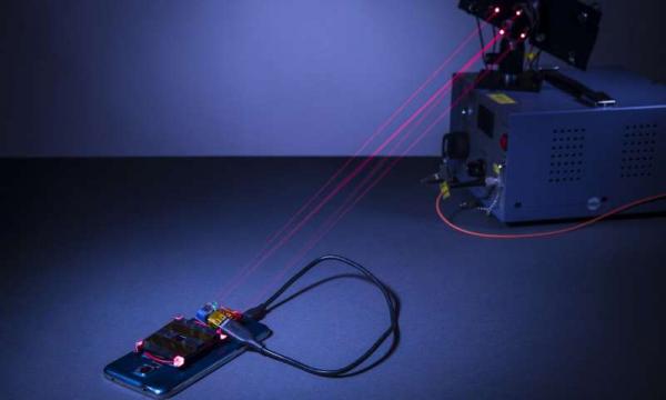 Ученые разработали лазер для безопасной беспроводной подзарядки смартфона
