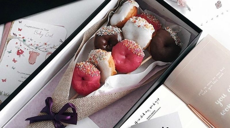 Необычный способ сказать "Я тебя люблю": букет и обручальное кольцо из пончиков