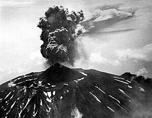 Курильский вулкан-убийца Тятя стал памятником погибшим вертолетам и символом архипелага