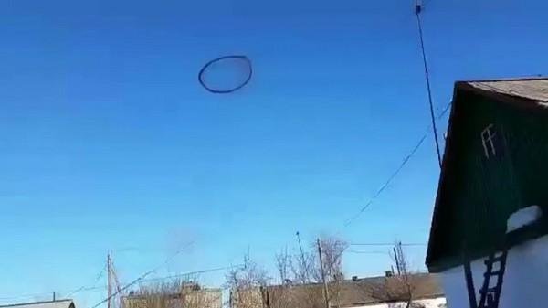 Жители Красноярска были напуганы появлением в небе НЛО в виде черного круга