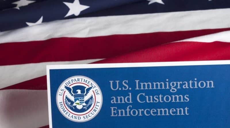 В Сиэтле главный советник ICE обвиняется в краже личных данных иммигрантов