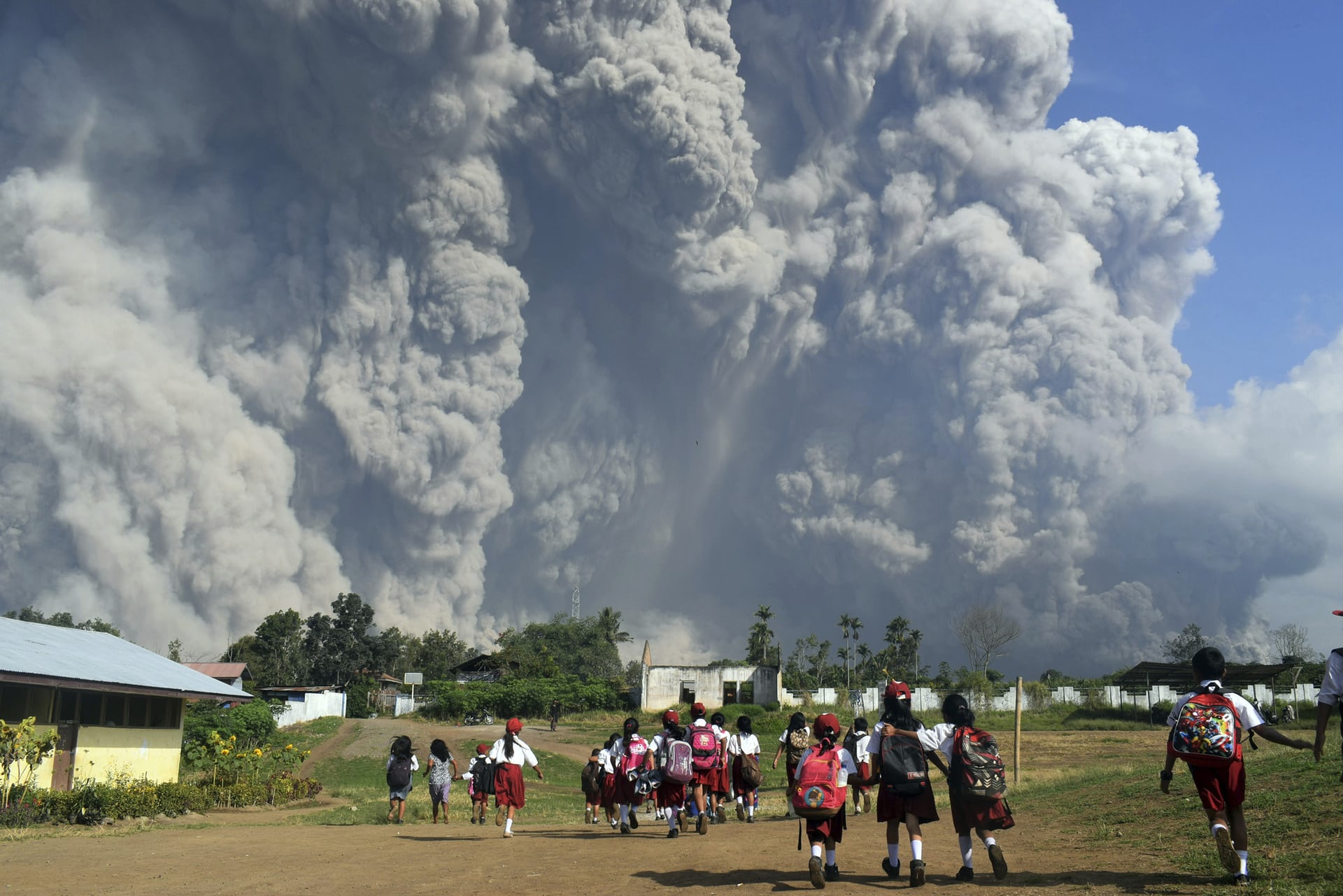 В Индонезии произошло повторное извержение вулкана