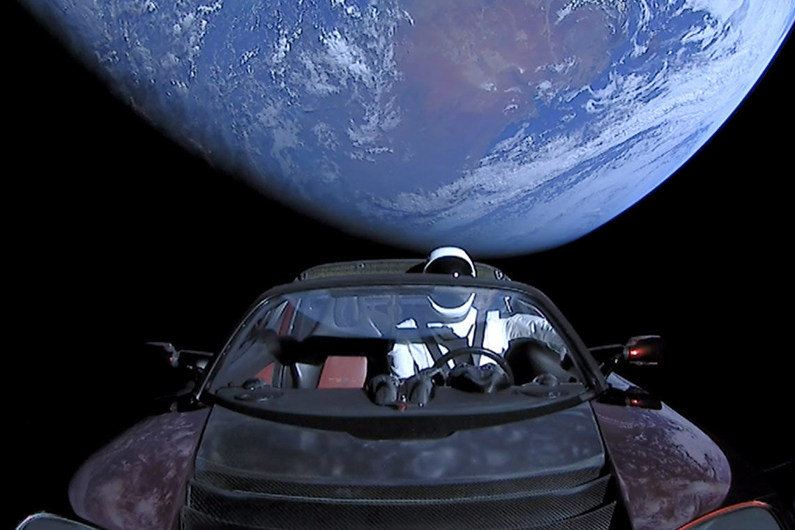 Родстер Tesla, запущенный в космос, вероятно, столкнется с Землей или Венерой