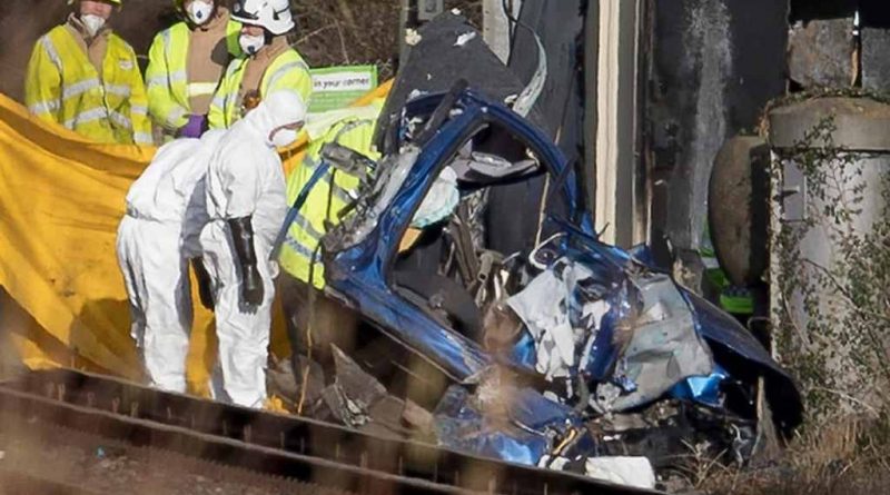 Два человека погибли в результате столкновения автомобиля с поездом в Западном Сассексе