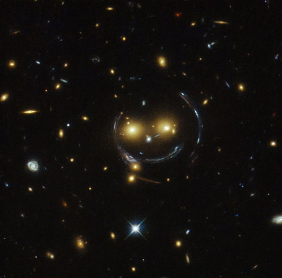 Телескоп Хаббл запечатлел «улыбку» в скоплении галактик SDSS J1038+4849