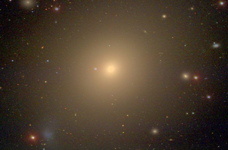 Распределение нормальной материи в галактиках определяет их радиальное ускорение