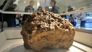 На поверхности осколка Челябинского метеорита могут сохраниться неизвестные микроорганизмы