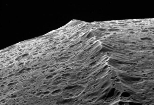 Ученые разгадали загадку происхождения странного горного хребта на луне Сатурна Япете