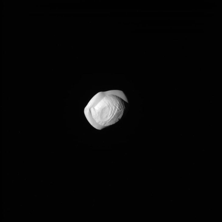 Снимки: Спутник Сатурна Пан напоминает космические «равиоли»