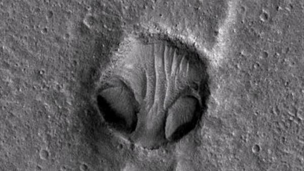 На снимках NASA уфолог заметил огромное лицо марсианского пришельца