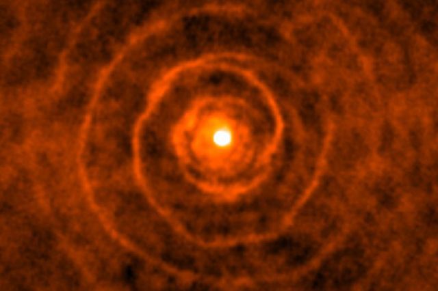 Астрономы наблюдают красный гигант на последних этапах его жизненного цикла