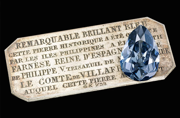 Уникальный голубой бриллиант продадут на аукционе