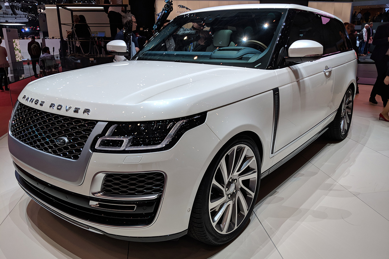 Женева 2018: трехдверный Range Rover SV Coupe назван быстрейшим представителем рода