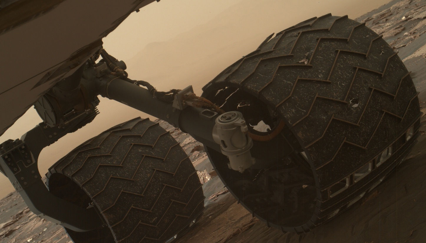 На колесе марсохода Curiosity обнаружено небольшое повреждение