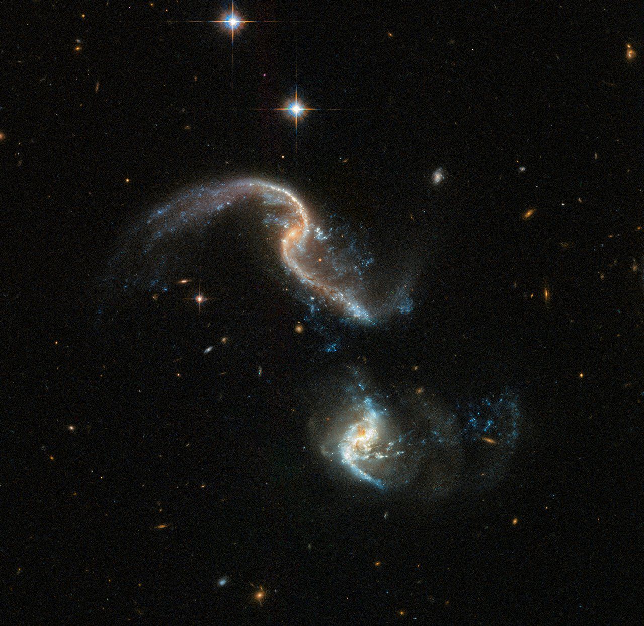 Снимок: Необычное столкновение галактик