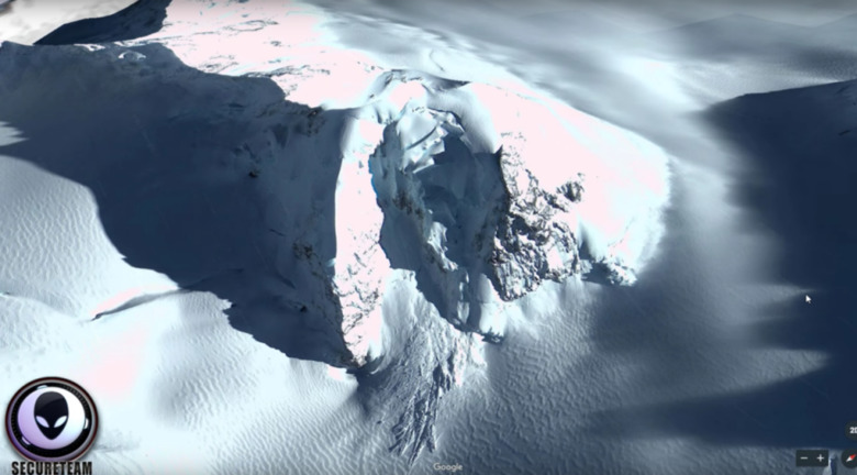 На картах Google Earth в Антарктиде обнаружили упавший "корабль пришельцев" 