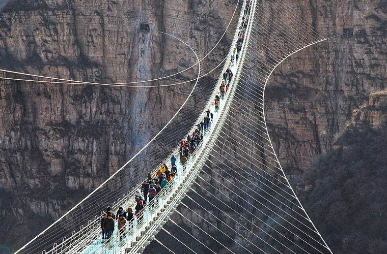 Сотни туристов качались на стеклянном мосту в Китае