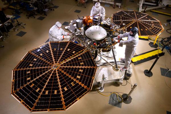 Специалисты проводят последние тесты зонда Mars InSight