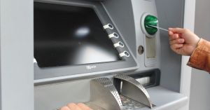 Скиммеры, скрытые камеры и ливанские петли: 7 приспособлений на банкоматах, которых нужно остерегаться