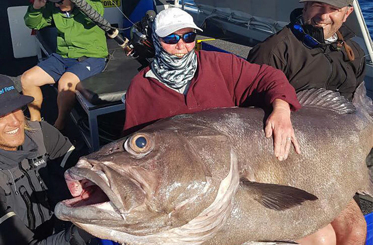Женщина поймала рыбу-монстра весом 60 кг