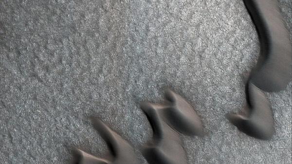 NASA опубликовало снимок странных симметричных песчаных дюн на Марсе