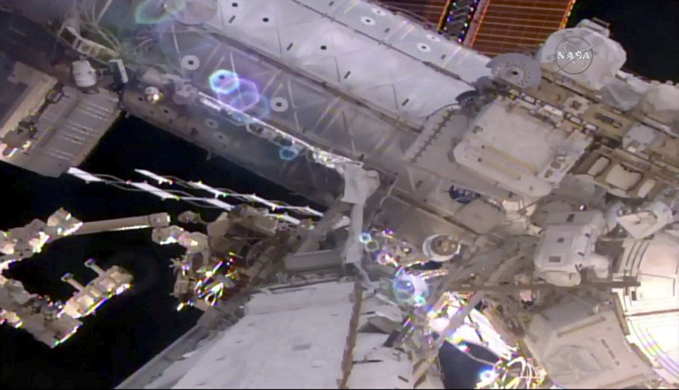 Астронавты МКС провели техническое обслуживание станции в открытом космосе