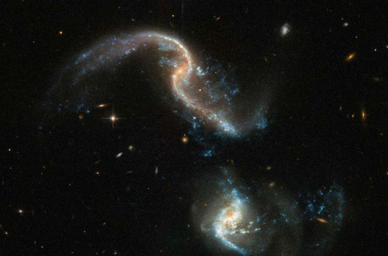 «Хаббл» снял величественное столкновение двух галактик