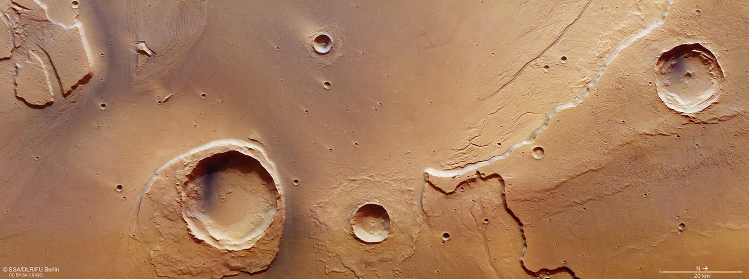 Снимок: Зонд Mars Express наблюдает следы гигантского наводнения на Марсе