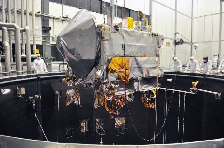 Зонд НАСА OSIRIS-REx проходит испытания в тепловой вакуумной камере