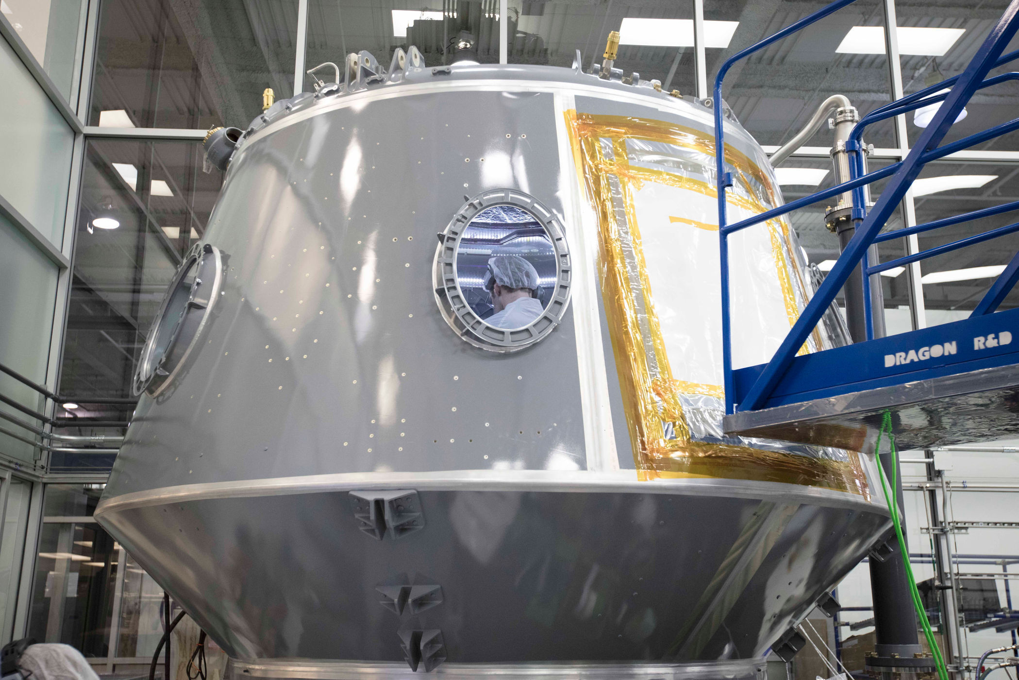 НАСА тестирует системы жизнеобеспечения пилотируемой версии капсулы Dragon