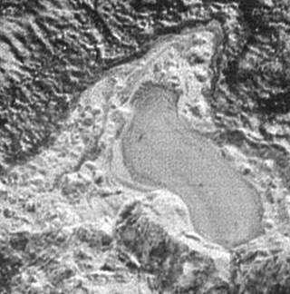 Снимок от зонда НАСА обнаруживает небольшое, замерзшее озеро на Плутоне