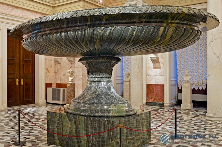 В Музее Санкт-Петербурга представлена ваза диаметром 5 метров