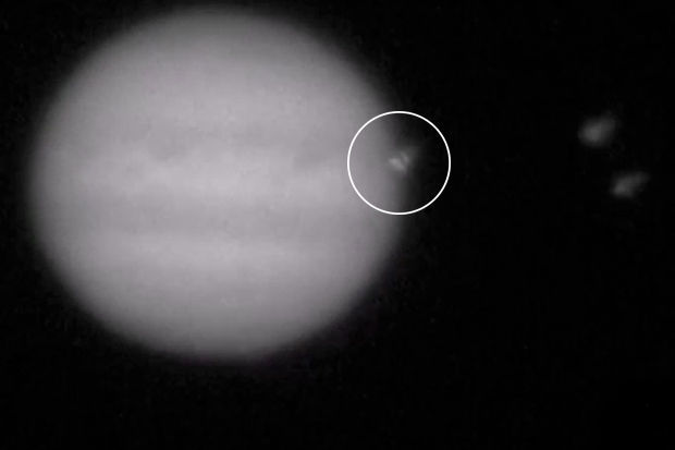 В атмосферу Юпитера погрузился загадочный космический объект